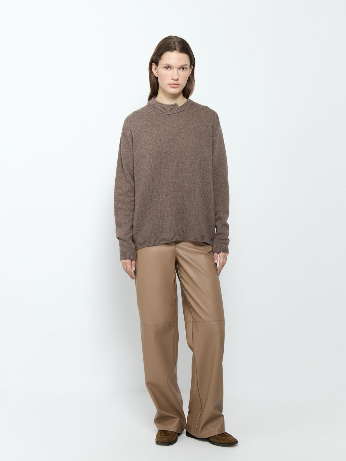 Брюки-трубы из эко-кожи кофе с молоком - фото 1. Around