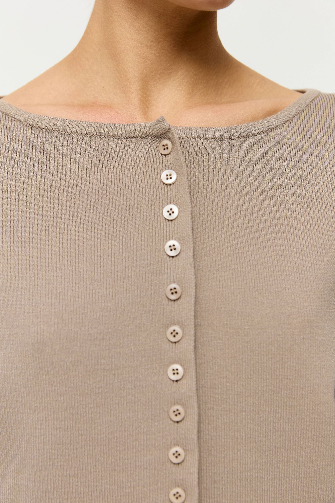 Кардиган приталенный из вискозы серо-бежевый - фото 3. Around