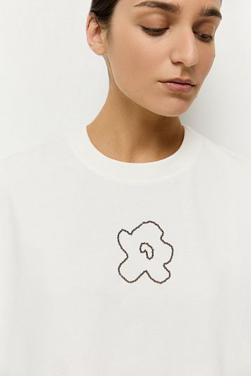 Футболка с ручной вышивкой