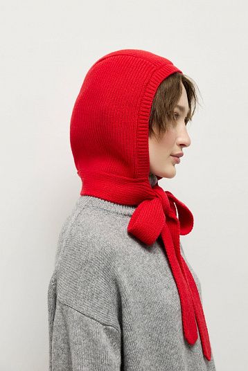 Капор с длинными завязками