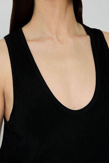 Майка с глубоким вырезом черный