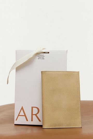 Обложка для паспорта из кожи песочный