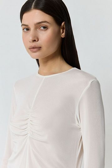 Лонгслив со сборкой молочный