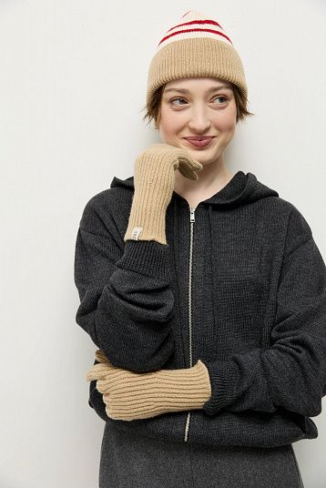 Шапка в рубчик из объемной шерсти