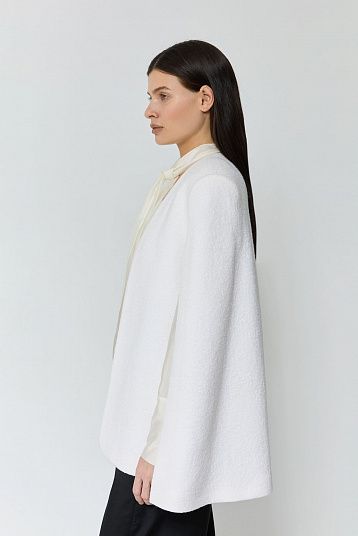 Жакет-кейп из букле молочный