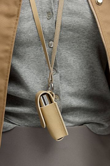 Футляр для помады из кожи песочный