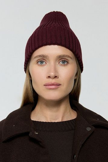 Шапка из мериноса уплотненная винный
