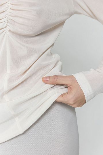 Лонгслив со сборкой молочный