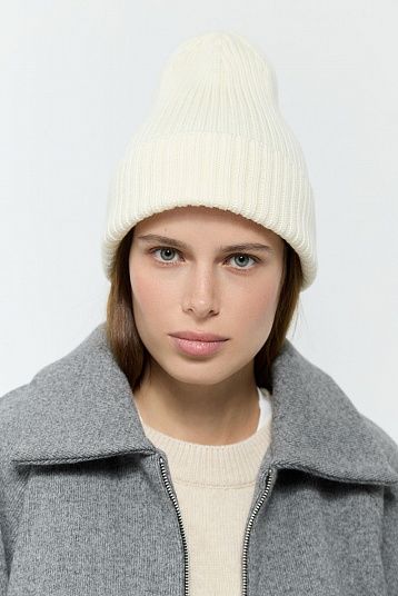 Шапка из мериноса уплотненная молочный