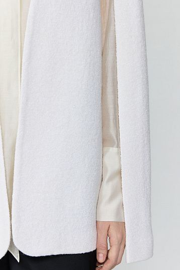 Жакет-кейп из букле молочный