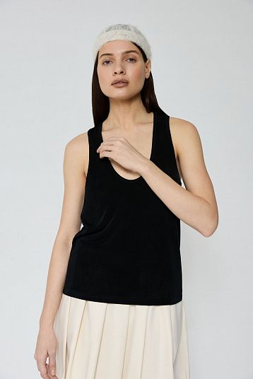 Майка с глубоким вырезом черный