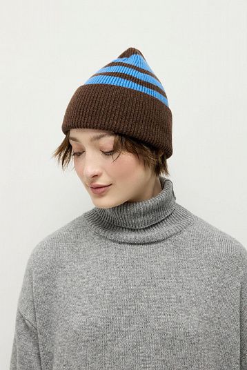 Шапка в рубчик из объемной шерсти