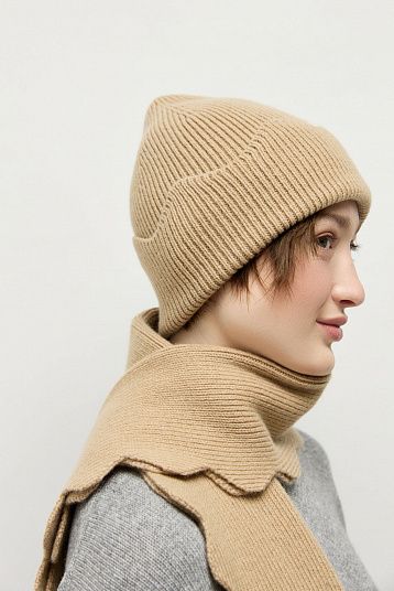 Шапка с фигурным краем из объемной шерсти