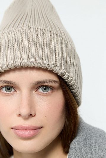 Шапка из мериноса уплотненная песок